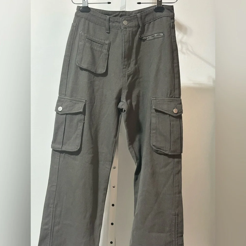 Cider Sz M NWT - Gray Cargo Pants with Sturdy Material and Straight Fit - Picture 2 of 13